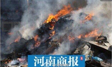郑州一汽车拆解场起火 多辆汽车被引燃(图)