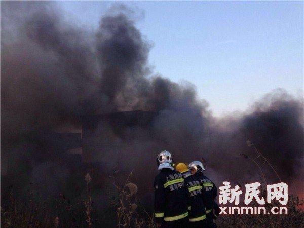上海金山化工厂内垃圾起火 现场浓烟滚滚(图)