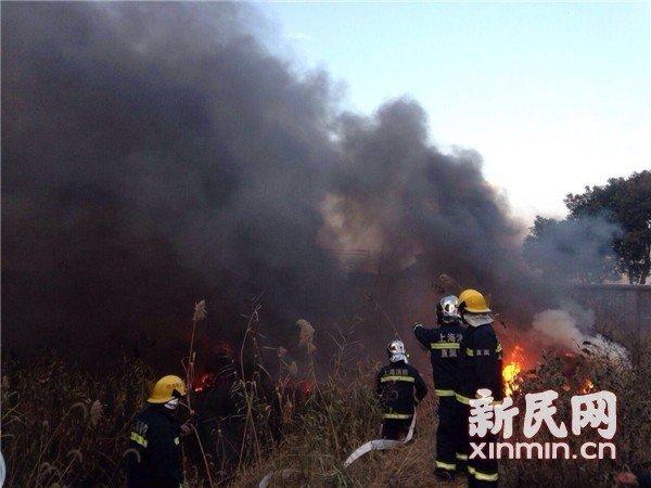 上海金山化工厂内垃圾起火 现场浓烟滚滚(图)