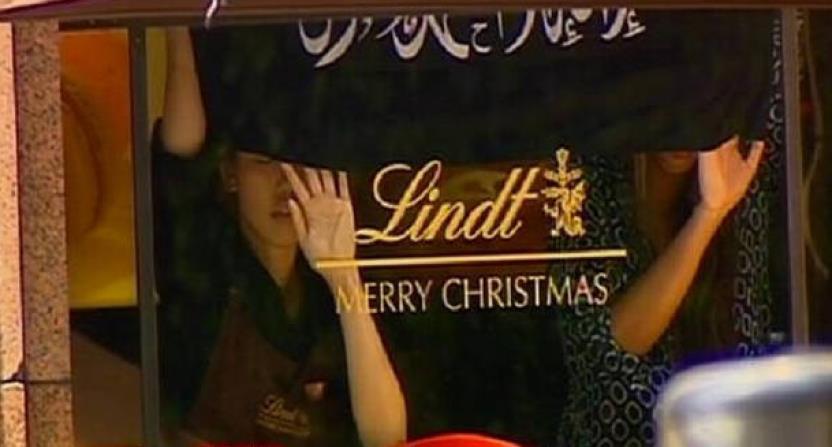 悉尼发生劫持人质事件 现场挂ISIS旗帜
