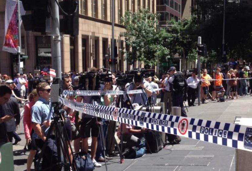悉尼发生劫持人质事件 现场挂ISIS旗帜