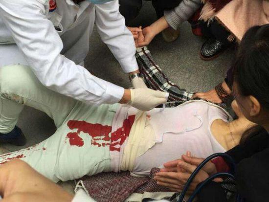 厦门一广场现持刀砍人事件 2女子被捅伤(图)