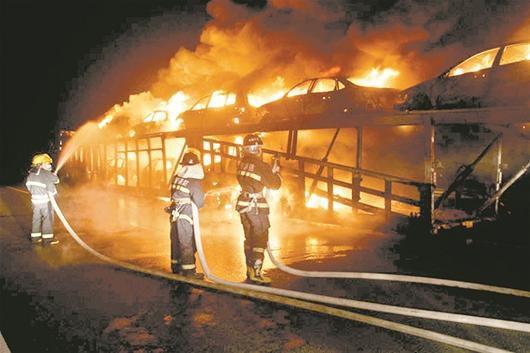 半挂车高速路上起火 所载11辆豪车被焚烧(图)