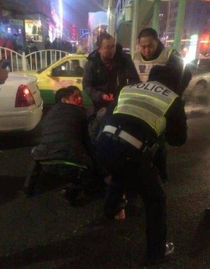 乌鲁木齐一男子公交站持刀砍伤3人 已被警方控制