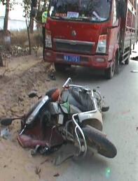 郑州一女子骑电动被出租车撞飞后又遭货车碾压