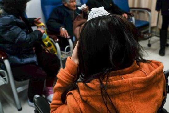 上海地铁口一广告牌风中落下 砸伤5名女子