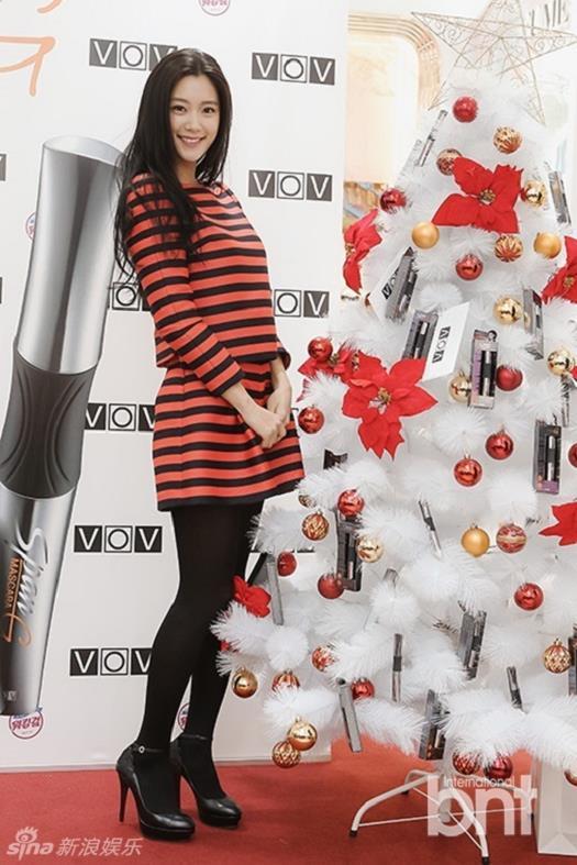 “世界第二美”Clara戴圣诞帽显可爱,“世界第二美”Clara戴圣诞帽出席活动