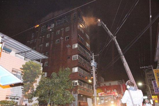 台湾一违建楼房火灾延烧3层楼 致2死1伤