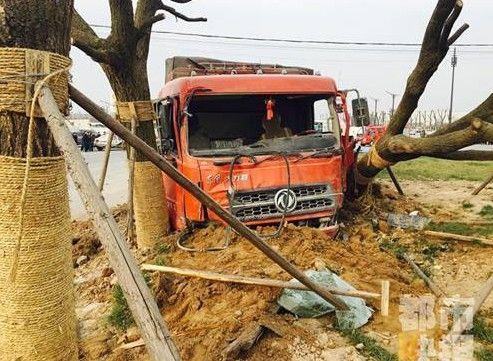 西安临潼生班车与卡车相撞 致3死11人伤(图)