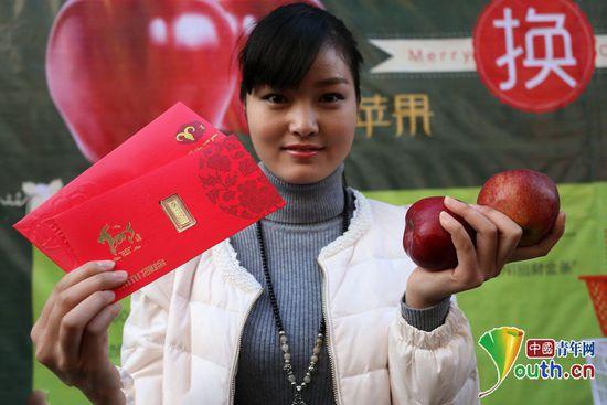 郑州一企业迎圣诞用苹果换黄金 市民排数十米长龙