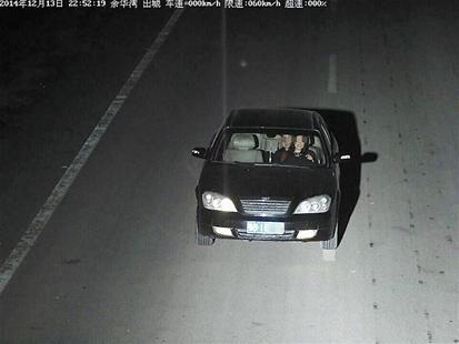 湖北黄石警方公布两对男女车内搂抱热吻照片(图)
