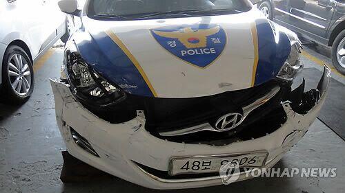 韩一男子驾货车多次冲撞警车并刺伤3名警察被捕
