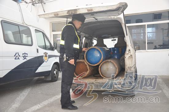 无证司机驾面包车载8个液化气罐满街跑被查(图) 