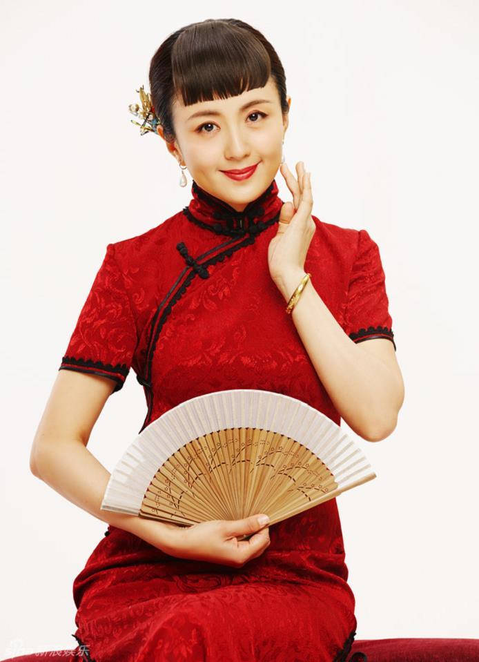杨童舒新年写真 红旗袍尽显古典东方美,杨童舒俏丽柔美