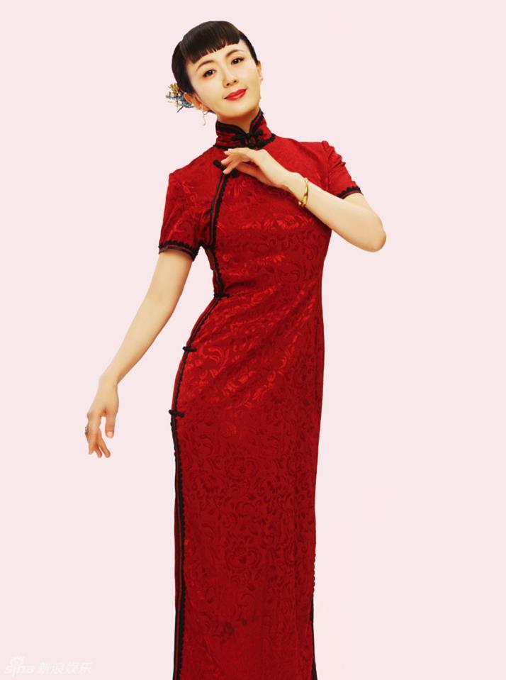 杨童舒新年写真 红旗袍尽显古典东方美,杨童舒优雅大方