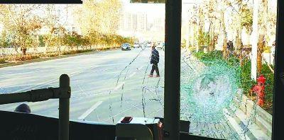 武汉一公交途中被砖头砸中玻璃 一名乘客受伤