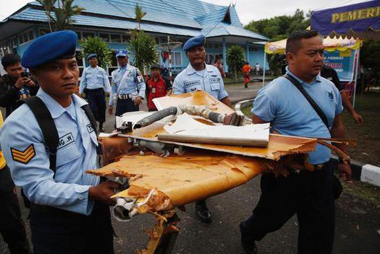 印尼搜救队发现并确认亚航失事客机两块主体残骸