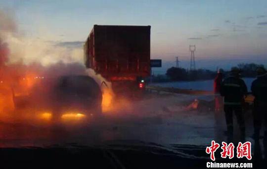 新疆乌奎高速一越野车追尾 引发火灾3人死亡