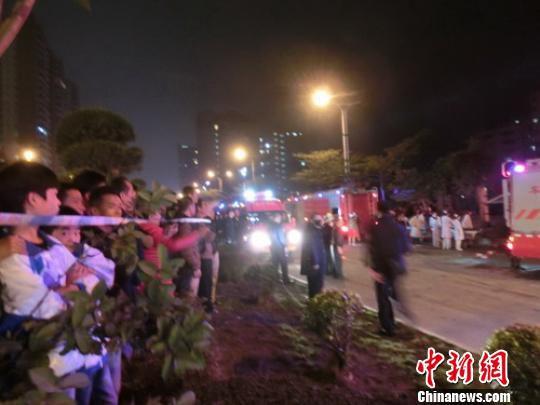 广东雷州一商场发生火灾 20多名民众获救(图)