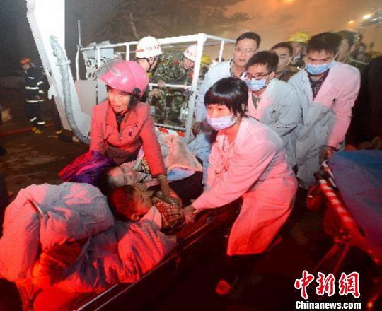 广东雷州一商场发生火灾 20多名民众获救(图)