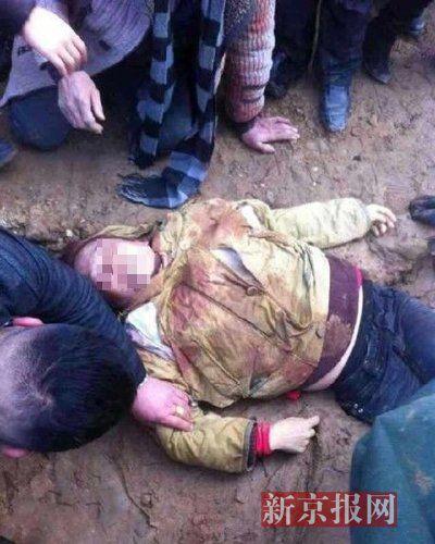 湖北宜城一挖掘机轧死妇女 因挖石油管道起纠纷