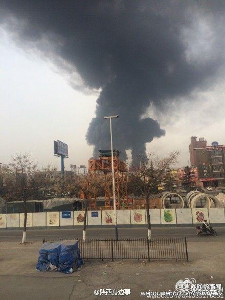 西安北郊一工厂突发火灾 现场浓烟滚滚(图)