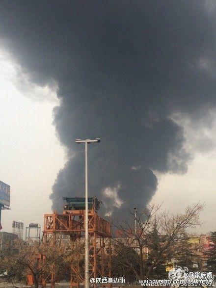 西安北郊一工厂突发火灾 现场浓烟滚滚(图)
