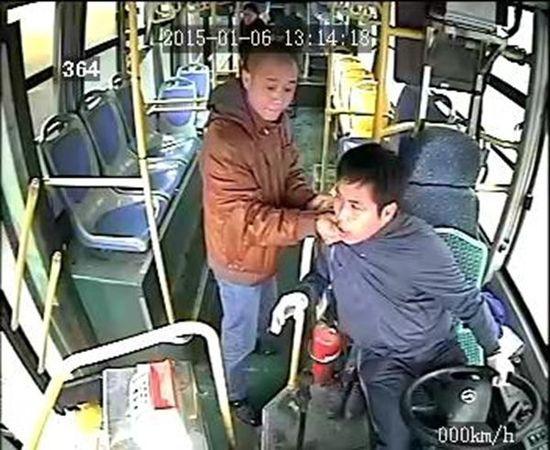 乘客因公交司机未到站拒停车 狂扇其四耳光(图)