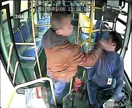 乘客因公交司机未到站拒停车 狂扇其四耳光(图)