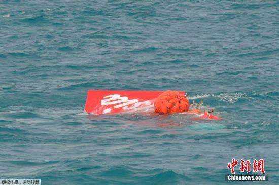亚航失事客机机尾残骸打捞出水 被搬到救援船上