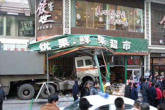 大连重型卡车撞进一楼超市 二楼:车一撤房就会塌