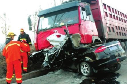 平凉原麻川乡路段发生货车与轿车相撞事故 3人当场丧命