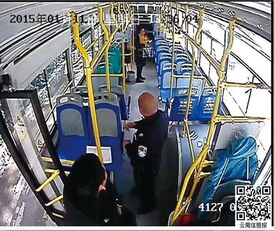 女子拎狗笼乘公交拒绝下车 与乘客发生争执(图)