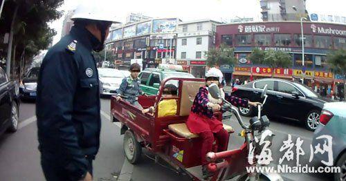 福州10岁女娃偷开三轮车 载4幼童马路上穿梭(图)