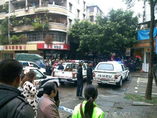 广东鹤山2名毒贩持煤气瓶与警方对峙被擒获