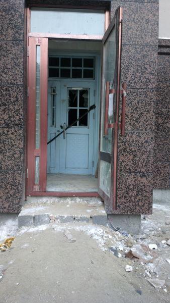 哈尔滨一小区单元门遭焊死 数十户居民被困4天