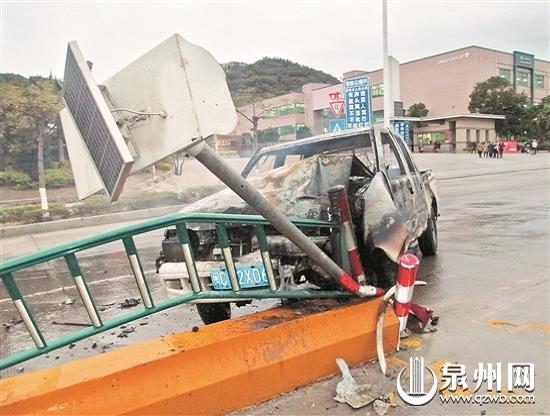皮卡车撞护栏起火爆炸司机不知去向 事发惠安惠黄公路