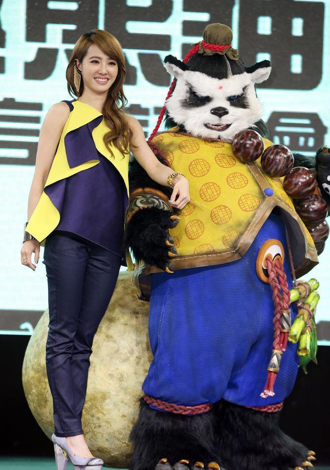 蔡依林出席活动秀身材 与熊猫合影笑尴尬,蔡依林长裤秀美腿出席活动