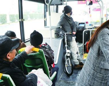 年轻人带自行车上公交 安全责任谁来负(图)
