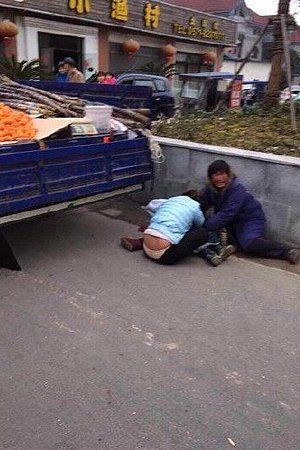 杭州城管回应“小贩儿子轧死”:小贩自己失误