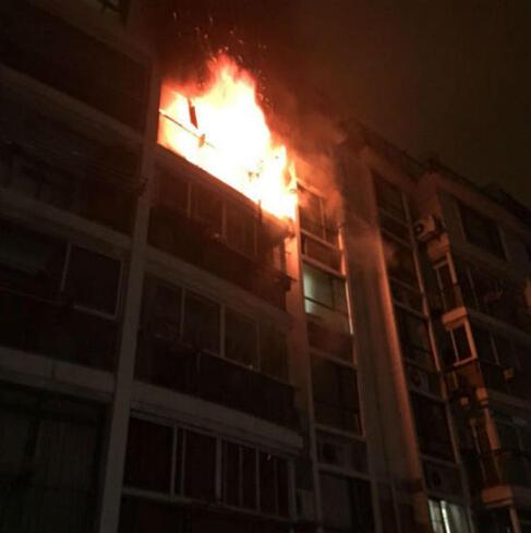 住宅凌晨失火 10岁女孩独自在家爬窗坠楼身亡