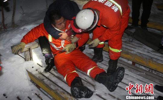 女子赌气跳湖被困冰面 消防员零下20℃营救