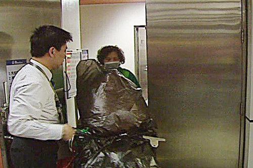 男子地铁内挥灭火器被捕 被家人装垃圾袋内推走