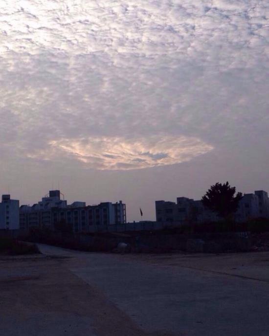 深圳、珠海天空出现诡异“天洞”