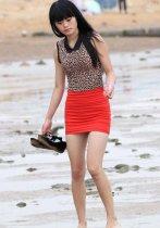 青岛海滩跟拍红色紧身包臀短裙美女