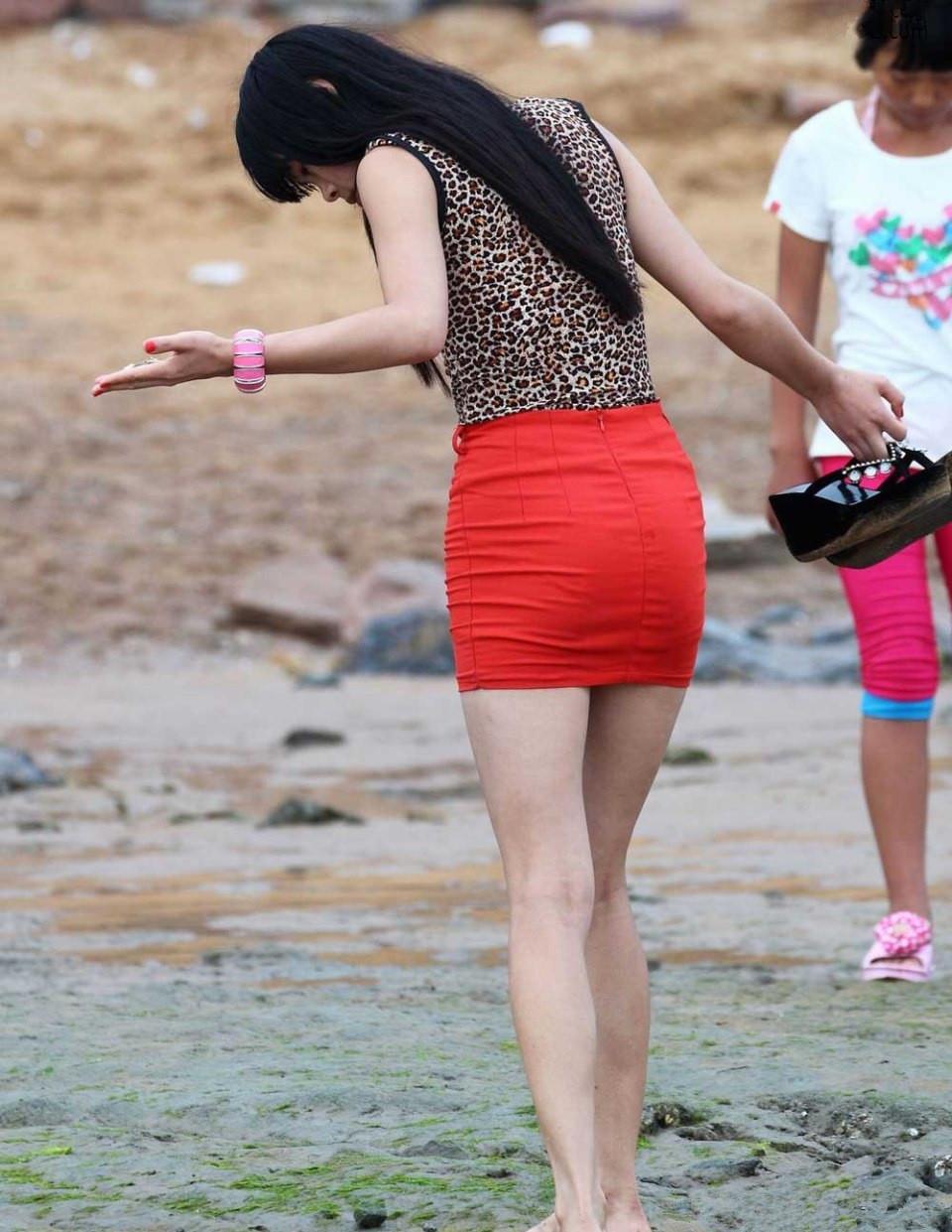 青岛海滩跟拍红色紧身包臀短裙美女,青岛海滩跟拍红色紧身包臀短裙美女
