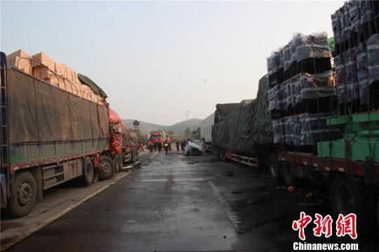 广西高速路一满载烟花爆竹货车被追尾 致2死5伤