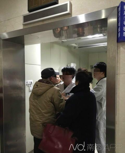 老年患者夫妇在医院看病插队被拒动手打医生