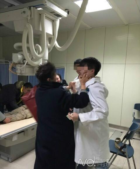 老年患者夫妇在医院看病插队被拒动手打医生
