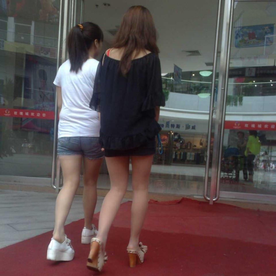 商场门口跟拍两个性感美腿短裙美女,商场门口跟拍两个性感美腿短裙美女